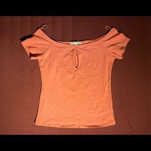 Off-the-shoulders top